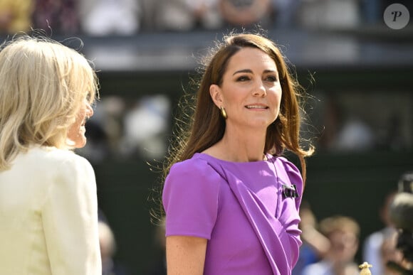 Robert Jobson, auteur d'un livre à son sujet, a évoqué son avenir auprès du site "Hello"
Catherine (Kate) Middleton remet la coupe à Carlos Alcaraz après sa victoire face à Novak Djokovic en finale du tournoi de Wimbledon 2024 (6/2 - 6/2 - 7/6). Wimbledon, le 14 juillet 2024. 