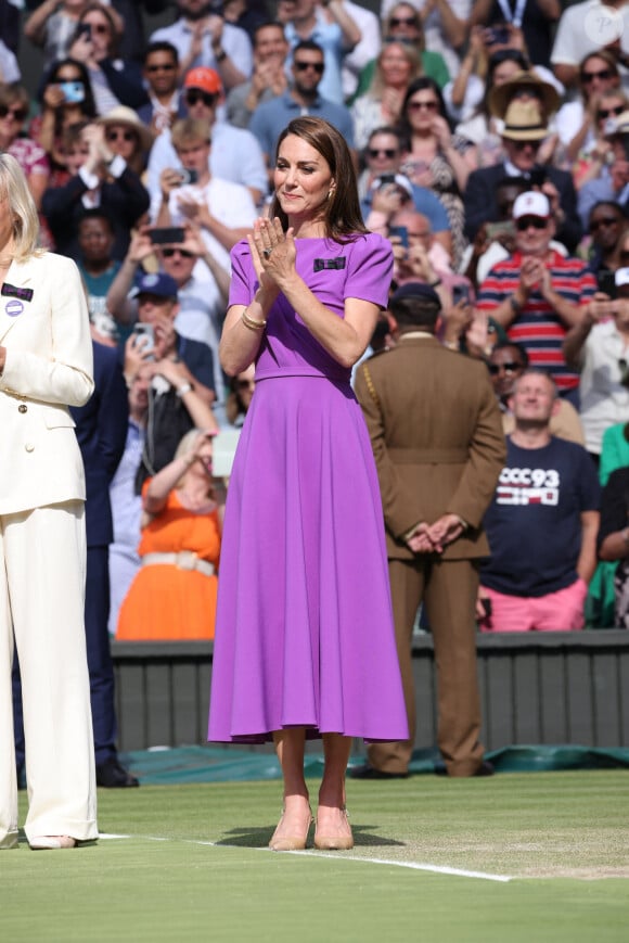 Catherine (Kate) Middleton remet la coupe à Carlos Alcaraz après sa victoire face à Novak Djokovic en finale du tournoi de Wimbledon 2024 (6/2 - 6/2 - 7/6). Wimbledon, le 14 juillet 2024. 