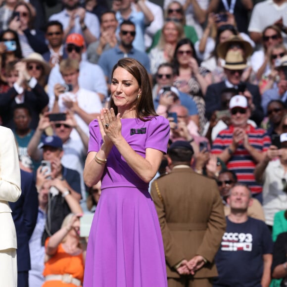 Catherine (Kate) Middleton remet la coupe à Carlos Alcaraz après sa victoire face à Novak Djokovic en finale du tournoi de Wimbledon 2024 (6/2 - 6/2 - 7/6). Wimbledon, le 14 juillet 2024. 