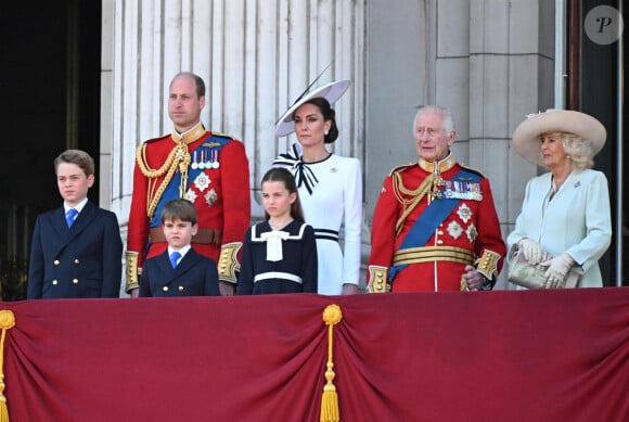 Le prince William, prince de Galles, Catherine (Kate) Middleton, princesse de Galles, le prince George de Galles, le prince Louis de Galles, la princesse Charlotte de Galles, le roi Charles III d'Angleterre et Camilla Parker Bowles, reine consort d'Angleterre,- Les membres de la famille royale britannique au balcon du Palais de Buckingham lors de la parade militaire "Trooping the Colour" à Londres, Royaume Uni, le 15 juin 2024. © Backgrid UK/Bestimage 