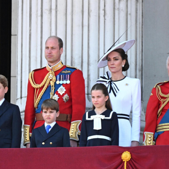 Le prince William, prince de Galles, Catherine (Kate) Middleton, princesse de Galles, le prince George de Galles, le prince Louis de Galles, la princesse Charlotte de Galles, le roi Charles III d'Angleterre et Camilla Parker Bowles, reine consort d'Angleterre,- Les membres de la famille royale britannique au balcon du Palais de Buckingham lors de la parade militaire "Trooping the Colour" à Londres, Royaume Uni, le 15 juin 2024. © Backgrid UK/Bestimage 