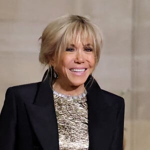 Brigitte Macron est connue depuis de nombreuses années maintenant pour son chic légendaire.
Brigitte Macron lors de l'accueil par le couple présidentiel français du président du Kazakhstan au palais de l'Elysée à Paris pour un dîner d'état. © Dominique Jacovides / Bestimage