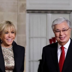 Le président Emmanuel Macron, sa femme Brigitte Macron avec Kassym-Jomart Tokaïev, président du Kazakhstan lors de l'accueil par le couple présidentiel français du président du Kazakhstan au palais de l'Elysée à Paris pour un dîner d'état le 5 novembre 2024. © Dominique Jacovides / Bestimage