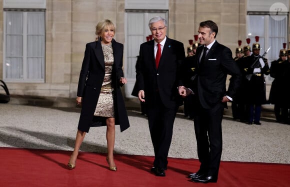 Le président Emmanuel Macron, sa femme Brigitte Macron avec Kassym-Jomart Tokaïev, président du Kazakhstan lors de l'accueil par le couple présidentiel français du président du Kazakhstan au palais de l'Elysée à Paris pour un dîner d'état le 5 novembre 2024. © Dominique Jacovides / Bestimage