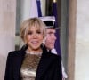 La première dame a fait sensation sur le tapis rouge dans une petite robe dorée accompagnée d'un long manteau noir classique.
Brigitte Macron lors de l'accueil par le couple présidentiel français du président du Kazakhstan au palais de l'Elysée à Paris pour un dîner d'état le 5 novembre 2024. © Dominique Jacovides / Bestimage