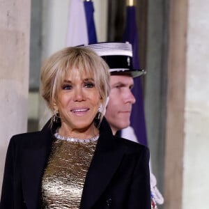 La première dame a fait sensation sur le tapis rouge dans une petite robe dorée accompagnée d'un long manteau noir classique.
Brigitte Macron lors de l'accueil par le couple présidentiel français du président du Kazakhstan au palais de l'Elysée à Paris pour un dîner d'état le 5 novembre 2024. © Dominique Jacovides / Bestimage