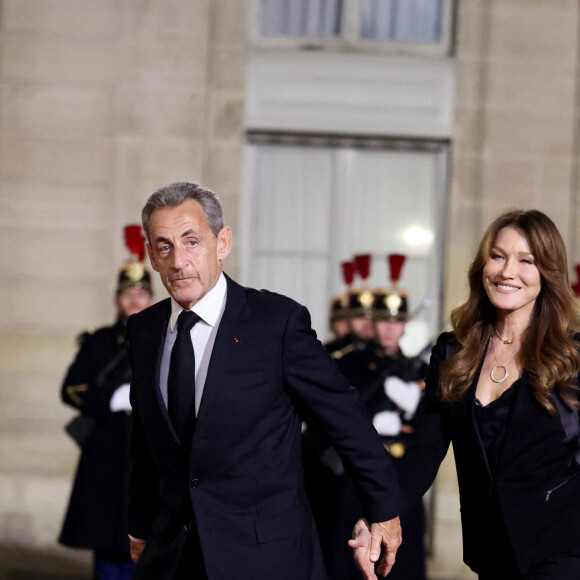 Carla Bruni-Sarkozy a, elle aussi, fait tourner des têtes dans un tailleur noir qui mettait en avant sa longue silhouette.
Nicolas Sarkozy et sa femme Carla Bruni-Sarkozy lors de l'accueil par le couple présidentiel français du président du Kazakhstan au palais de l'Elysée à Paris pour un dîner d'état le 5 novembre 2024. © Dominique Jacovides / Bestimage