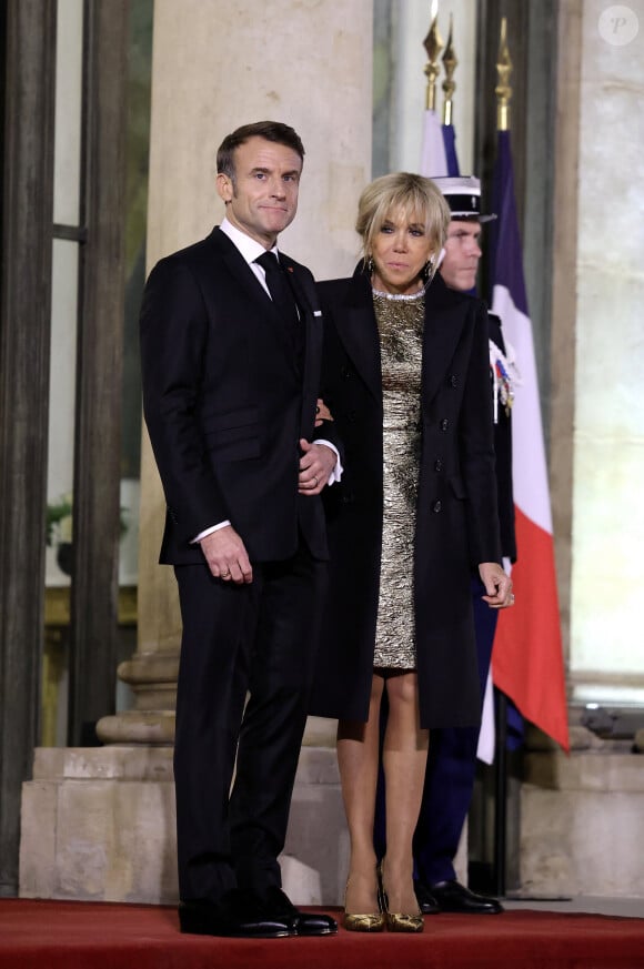 Le président Emmanuel Macron et sa femme Brigitte Macron lors de l'accueil par le couple présidentiel français du président du Kazakhstan au palais de l'Elysée à Paris pour un dîner d'état le 5 novembre 2024. © Dominique Jacovides / Bestimage