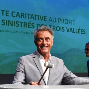 Gérard Holtz durant la vente aux enchères au profit des sinistrés de la tempête Alex organisée par le collectif des entrepreneurs pour les sinistrés des 3 vallées, au Théâtre National de Nice, France, le 2 septembre 2021. © Bruno Bebert/Bestimage