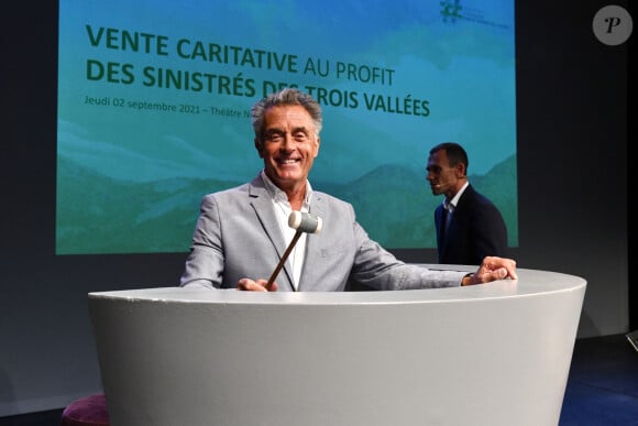 Gérard Holtz durant la vente aux enchères au profit des sinistrés de la tempête Alex organisée par le collectif des entrepreneurs pour les sinistrés des 3 vallées, au Théâtre National de Nice, France, le 2 septembre 2021. © Bruno Bebert/Bestimage