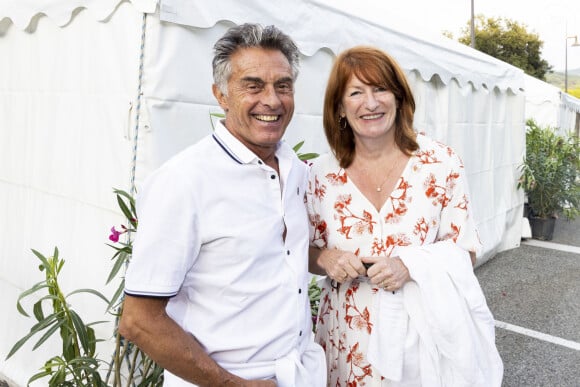 Exclusif - Gérard Holtz et sa femme, Muriel Mayette-Holtz - People assistent au spectacle de Gad Elmaleh le premier jour de l'ouverture du Festival de Ramatuelle le 31 juillet 2021. La soirée s'est ensuite terminée par un dîner dans un restaurant de la plage Tahiti. © Cyril Bruneau/Festival de Ramatuelle/Bestimage