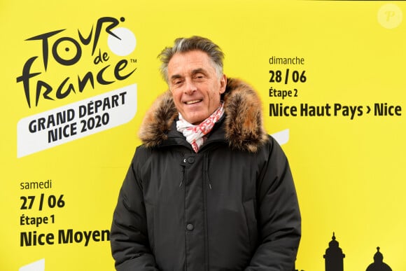 Gérard Holtz - Christian Estrosi, le maire de Nice, et Gérard Holtz assistent au dévoilement du compte à rebours Tissot du Grand Départ du Tour de France au marché de Noël à Nice, le 11 décembre 2019. © Bruno Bebert / Bestimage.