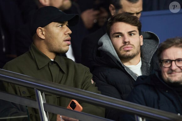 Gaël Fickou, Antoine Dupont - Célébrités assistent au match de Ligue des champions entre le PSG et l'Atlético de Madrid au Parc des Princes à Paris le 6 novembre 2024. © Cyril Moreau/Bestimage