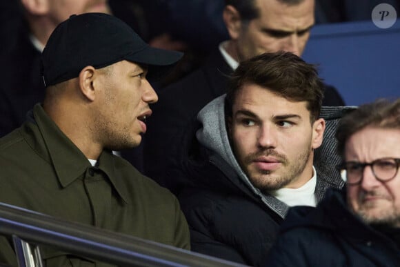 Les deux joueurs du XV de France, Gaël Fickou et Antoine Dupont se sont offerts une soirée au Parc des Princes

Gaël Fickou, Antoine Dupont - Célébrités assistent au match de Ligue des champions entre le PSG et l'Atlético de Madrid au Parc des Princes à Paris le 6 novembre 2024. © Cyril Moreau/Bestimage