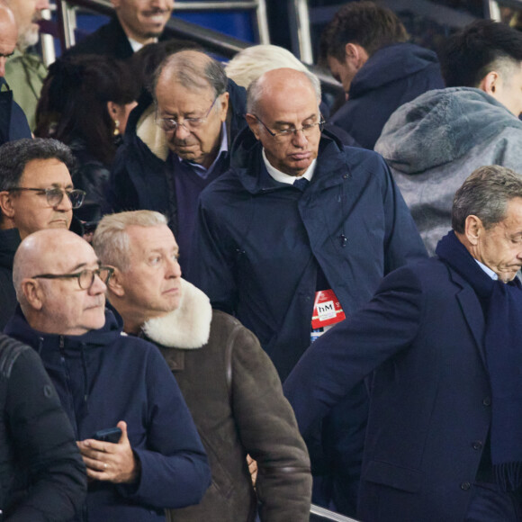 Francis Szpiner, Nicolas Sarkozy - Célébrités assistent au match de Ligue des champions entre le PSG et l'Atlético de Madrid au Parc des Princes à Paris le 6 novembre 2024. © Cyril Moreau/Bestimage