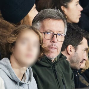 Jean-Luc Lemoine et son fils Gaspard - Célébrités assistent au match de Ligue des champions entre le PSG et l'Atlético de Madrid au Parc des Princes à Paris le 6 novembre 2024. © Cyril Moreau/Bestimage