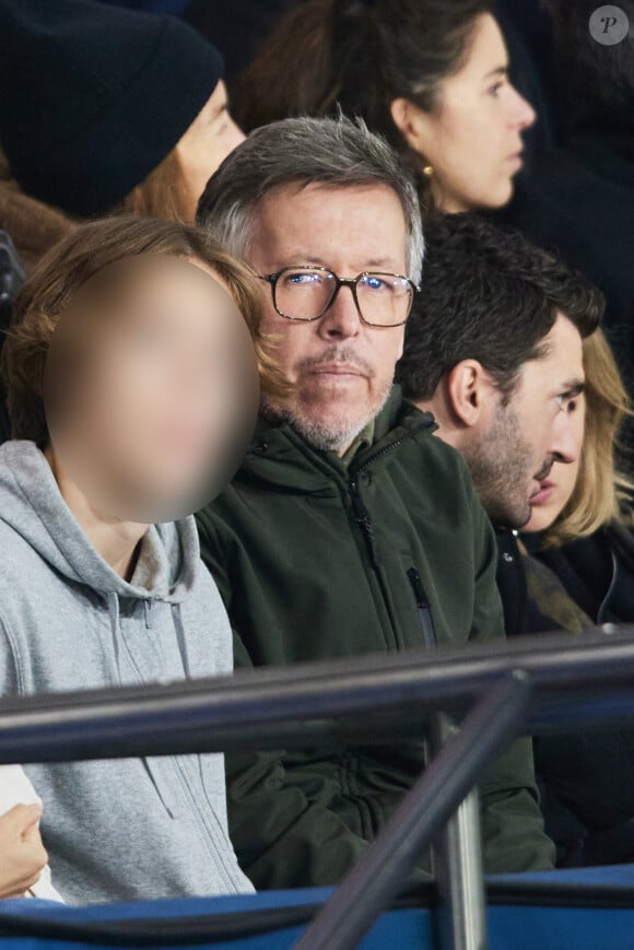 Jean-Luc Lemoine et son fils Gaspard - Célébrités assistent au match de Ligue des champions entre le PSG et l'Atlético de Madrid au Parc des Princes à Paris le 6 novembre 2024. © Cyril Moreau/Bestimage