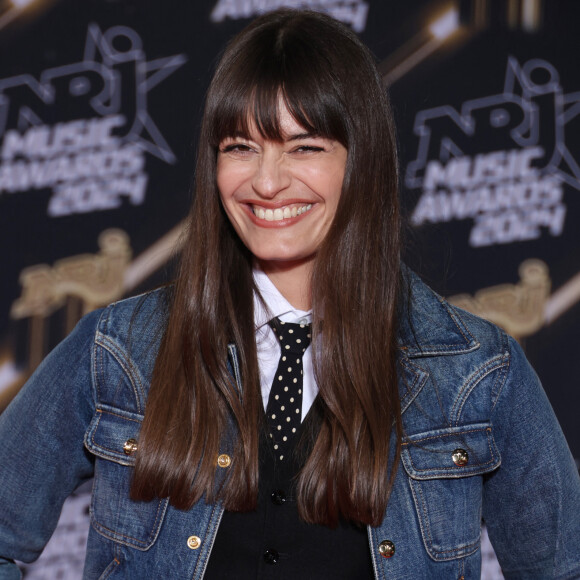 Naturellement, l'intéressée a pris soin de cacher le visage de son bambin !
Clara Luciani - Photocall de la 26ème édition des NRJ Music Awards au palais des festivals de Cannes, France, le 1er novembre 2024. © Guignebourg-Bebert/Bestimage 