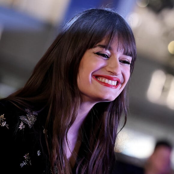 Et on peut dire aussi que son petit garçon lui a volé la vedette avec brio !
Clara Luciani au photocall de la 24ème édition des "NRJ Music Awards (NMA)" au Palais des Festivals à Cannes le 18 novembre 2022. © Dominique Jacovides / Bestimage 