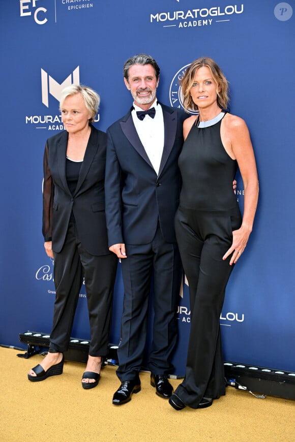 Muriel Robin et sa femme Anne Le Nen, Patrick Mouratoglou - 10ème édition du Gala de Charité de Patrick Mouratoglou à l'Académie Mouratoglou à Biot Sophia Antipolis, le 23 juin 2024.  © Bruno Bebert/Bestimage 