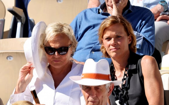 Muriel Robin et sa femme Anne Le Nen - Célébrités dans les tribunes des Internationaux de France de tennis de Roland Garros 2024 à Paris le 7 juin 2024. © Jacovides-Moreau/Bestimage 