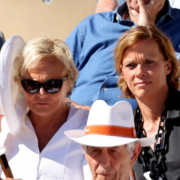 Muriel Robin et sa femme Anne Le Nen - Célébrités dans les tribunes des Internationaux de France de tennis de Roland Garros 2024 à Paris le 7 juin 2024. © Jacovides-Moreau/Bestimage 