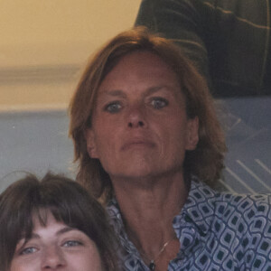 Muriel Robin et sa femme Anne Le Nen dans les tribunes des Internationaux de France de tennis de Roland Garros 2024 à Paris le 4 juin 2024. © Jacovides-Moreau/Bestimage 