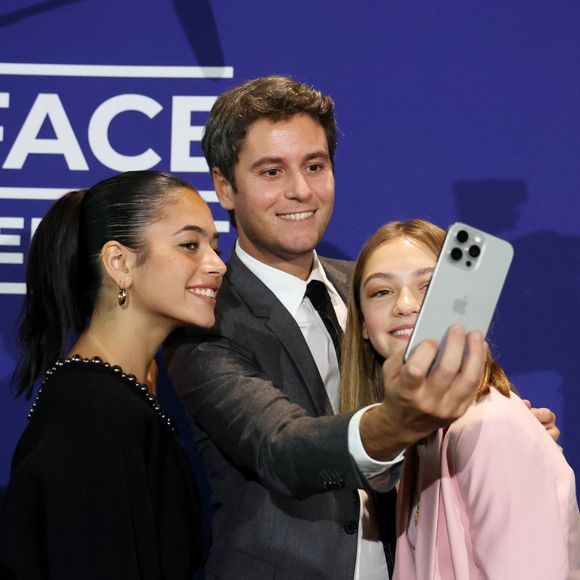 Gabriel Attal, ancien Premier ministre, a lancé sa fondation "Faire Face" qui lutte contre le harcèlement scolaire. Pour ce faire, l'homme politique était bien entouré.
Miel Abitbol, Gabriel Attal, Zoé Clauzure - G.Attal lance sa fondation "Faire Face", contre le harcèlement scolaire, au Philanthro-Lab à Paris. A cette occasion, l'ancien Premier ministre était entouré d'Ophélie Meunier, Béatrice Le Blay, dont le fils Nicolas s'est suicidé, Elian Potier, ancienne victime, la ministre de l'Éducation Anne Genetet. © Dominique Jacovides / Bestimage