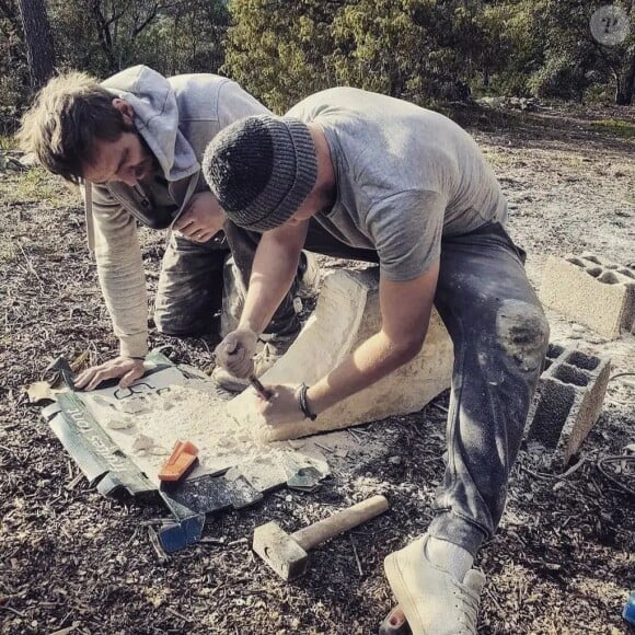 On peut aussi découvrir de nombreuses images de sa maison en briques et de l'imposante cheminée en pierres de Beaucaire et de Fontvielle présente dans son intérieur
Jonathan Cardonnel, Instagram