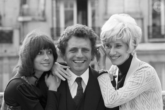 Autrefois en couple avec l'ex-Première dame donc mais aussi avec Marion Game
Archives - En France, à Neuilly-sur-Seine, Jacques Martin chez lui, sur sa terrasse, entouré de gauche à droite de Marion Game et Daniele Gilbert. Le 15 septembre 1970 © Michel Ristroph via Bestimage