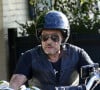 Il en est une dont il s'est séparée
Johnny Hallyday et sa femme Laeticia sont allés se promener en moto aux alentours de Los Angeles. Le couple a déjeuné en amoureux chez "Blue Plate" à Santa Monica, avant de se faire prendre en photo devant la plage de Santa Monica. Laeticia apparait toujours aussi sexy, avec sa chemise transparente aux motifs de lèvres rouges. Le 27 septembre 2014