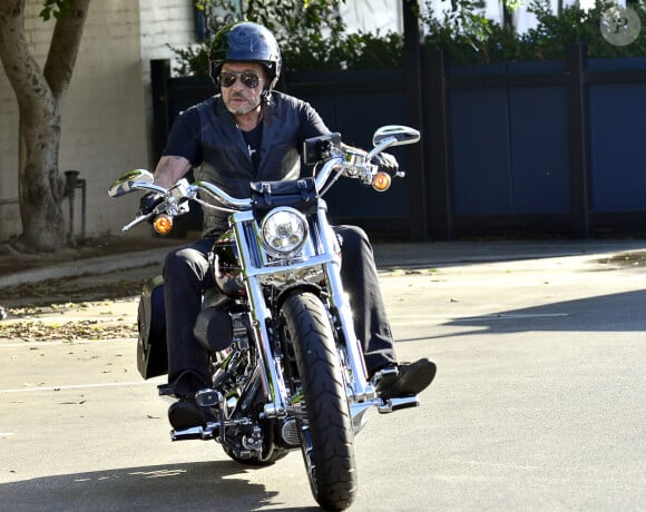 Il en est une dont il s'est séparée
Johnny Hallyday et sa femme Laeticia sont allés se promener en moto aux alentours de Los Angeles. Le couple a déjeuné en amoureux chez "Blue Plate" à Santa Monica, avant de se faire prendre en photo devant la plage de Santa Monica. Laeticia apparait toujours aussi sexy, avec sa chemise transparente aux motifs de lèvres rouges. Le 27 septembre 2014