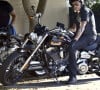 et qui a fini dans le garage d'un dessinateur bien connu
Johnny Hallyday et sa femme Laeticia sont allés se promener en moto aux alentours de Los Angeles. Le couple a déjeuné en amoureux chez "Blue Plate" à Santa Monica, avant de se faire prendre en photo devant la plage de Santa Monica. Laeticia apparait toujours aussi sexy, avec sa chemise transparente aux motifs de lèvres rouges. Le 27 septembre 2014