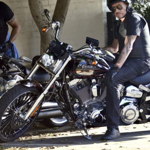 et qui a fini dans le garage d'un dessinateur bien connu
Johnny Hallyday et sa femme Laeticia sont allés se promener en moto aux alentours de Los Angeles. Le couple a déjeuné en amoureux chez "Blue Plate" à Santa Monica, avant de se faire prendre en photo devant la plage de Santa Monica. Laeticia apparait toujours aussi sexy, avec sa chemise transparente aux motifs de lèvres rouges. Le 27 septembre 2014