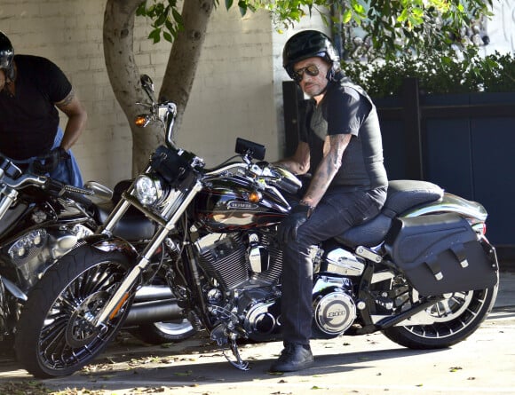 et qui a fini dans le garage d'un dessinateur bien connu
Johnny Hallyday et sa femme Laeticia sont allés se promener en moto aux alentours de Los Angeles. Le couple a déjeuné en amoureux chez "Blue Plate" à Santa Monica, avant de se faire prendre en photo devant la plage de Santa Monica. Laeticia apparait toujours aussi sexy, avec sa chemise transparente aux motifs de lèvres rouges. Le 27 septembre 2014