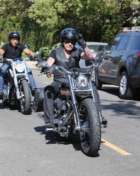 Johnny Hallyday et sa femme Laeticia sont allés se promener en moto aux alentours de Los Angeles. Le couple a déjeuné en amoureux chez "Blue Plate" à Santa Monica, avant de se faire prendre en photo devant la plage de Santa Monica. Laeticia apparait toujours aussi sexy, avec sa chemise transparente aux motifs de lèvres rouges. Le 27 septembre 2014