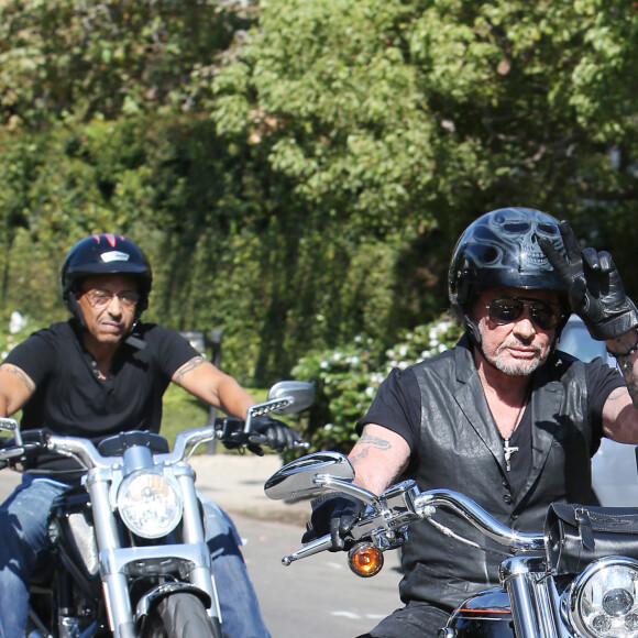 Johnny Hallyday et sa femme Laeticia sont allés se promener en moto aux alentours de Los Angeles. Le couple a déjeuné en amoureux chez "Blue Plate" à Santa Monica, avant de se faire prendre en photo devant la plage de Santa Monica. Laeticia apparait toujours aussi sexy, avec sa chemise transparente aux motifs de lèvres rouges. Le 27 septembre 2014