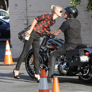 qui a été utilisée sur le tournage du clip "Diego libre dans sa tête".
Johnny Hallyday et sa femme Laeticia sont allés se promener en moto aux alentours de Los Angeles. Le couple a déjeuné en amoureux chez "Blue Plate" à Santa Monica, avant de se faire prendre en photo devant la plage de Santa Monica. Laeticia apparait toujours aussi sexy, avec sa chemise transparente aux motifs de lèvres rouges. Le 27 septembre 2014