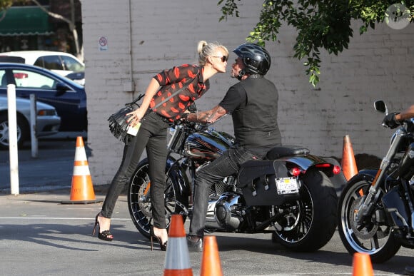 qui a été utilisée sur le tournage du clip "Diego libre dans sa tête".
Johnny Hallyday et sa femme Laeticia sont allés se promener en moto aux alentours de Los Angeles. Le couple a déjeuné en amoureux chez "Blue Plate" à Santa Monica, avant de se faire prendre en photo devant la plage de Santa Monica. Laeticia apparait toujours aussi sexy, avec sa chemise transparente aux motifs de lèvres rouges. Le 27 septembre 2014