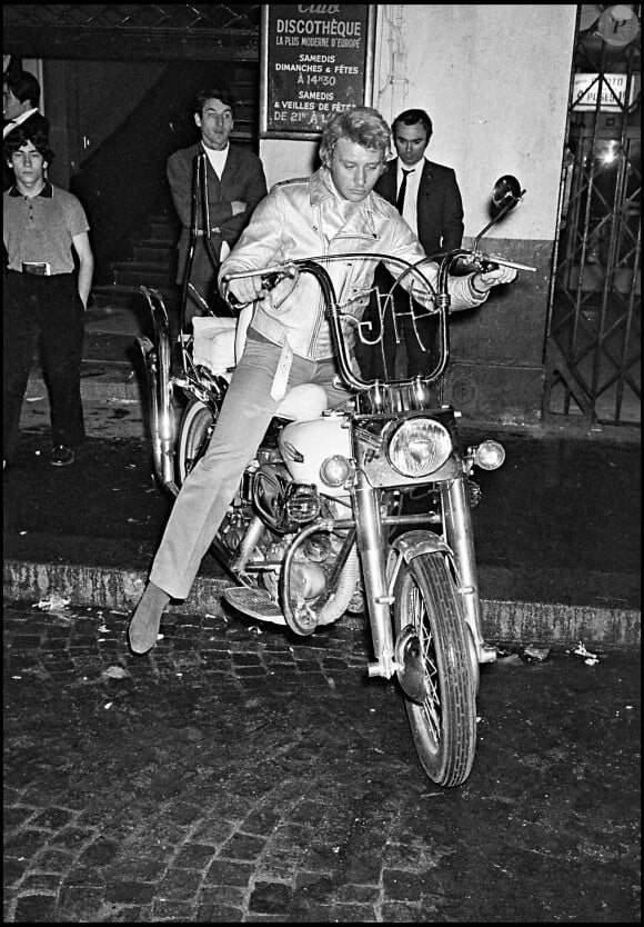 Archive - Johnny Hallyday sur sa moto, une Harley Davidson