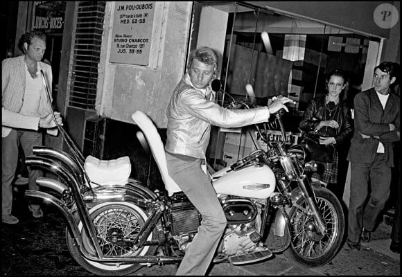 Il a acquis il y a huit ans la bécane de Johnny Hallyday. Elle est désormais estimée entre 25 et 45 000 euros.
Archive - Johnny Hallyday sur sa moto, une Harley Davidson