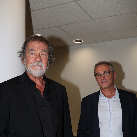 Il a assisté le 5 novembre dernier à la remise du prix du Quai des Orfèvres au 36 à Paris, siège de la police judiciaire le 5 novembre 2024
Exclusif - Olivier Marchal, parrain du prix du quai des Orfèvres 2025 et Christophe Gavat, policier en poste à la Guadeloupe, lauréat du prix 2021 lors de la remise du prix du Quai des Orfèvres au 36 à Paris, siège de la police judiciaire le 5 novembre 2024. © Didier Sabardin / Bestimage 