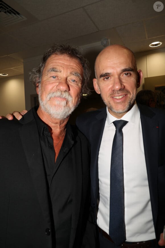 Exclusif - Olivier Marchal et Fabrice Gardon, nouveau directeur de la PJ parisienne lors de la remise du prix du Quai des Orfèvres au 36 à Paris, siège de la police judiciaire le 5 novembre 2024. © Didier Sabardin / Bestimage 