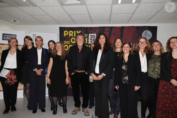 Exclusif - Olivier Marchal entouré des femmes commissaires de la PJ parisienne lors de la remise du prix du Quai des Orfèvres au 36 à Paris, siège de la police judiciaire le 5 novembre 2024. © Didier Sabardin / Bestimage 