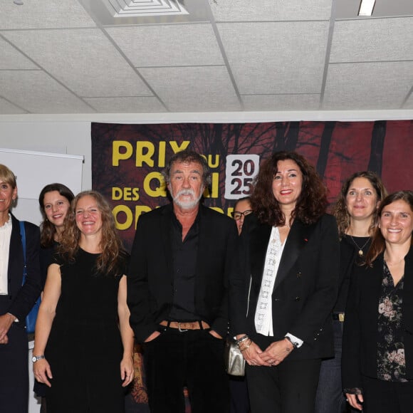 Exclusif - Olivier Marchal entouré des femmes commissaires de la PJ parisienne lors de la remise du prix du Quai des Orfèvres au 36 à Paris, siège de la police judiciaire le 5 novembre 2024. © Didier Sabardin / Bestimage 