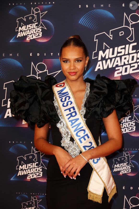 Indira Ampiot, Miss France 2023 au photocall de la 25ème cérémonie des "NRJ Music Awards (NMA)" au palais des Festivals et des Congrès de Cannes, France, le 10 novembre 2023. © Dominique Jacovides/Bestimage