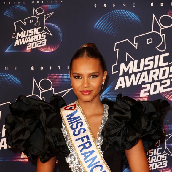 Indira Ampiot, Miss France 2023 au photocall de la 25ème cérémonie des "NRJ Music Awards (NMA)" au palais des Festivals et des Congrès de Cannes, France, le 10 novembre 2023. © Dominique Jacovides/Bestimage