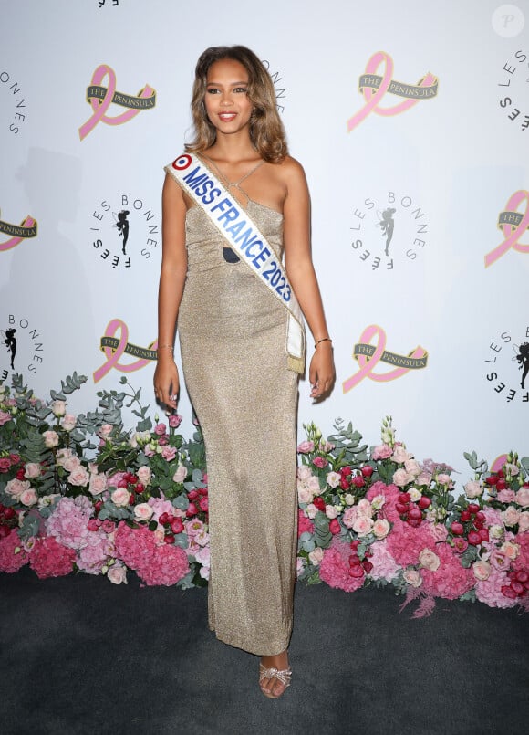 Indira Ampiot (Miss France 2023) - Photocall du 4ème gala de charité de l'association "Les Bonnes Fées" à l'occasion de la campagne mondiale "Octobre Rose" à l'hôtel Peninsula, Paris le 5 octobre 2023. © Coadic Guirec/Bestimage