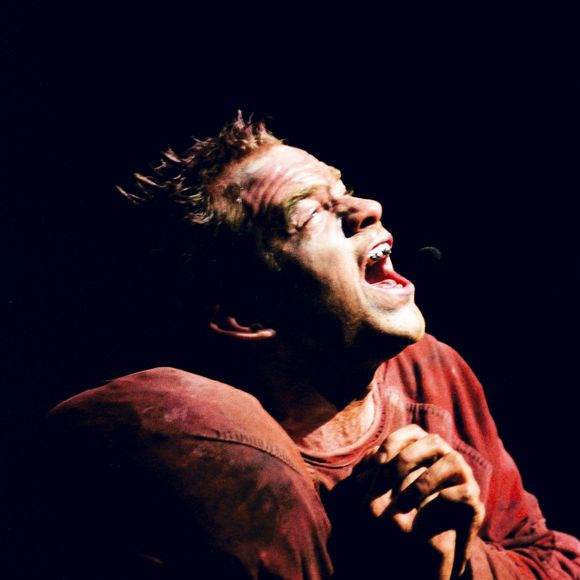 Confortablement installé au fin fond de la forêt canadienne, le papa d'Émelie a pu mettre de l'argent de côté pour investir dans cette nouvelle vie loin de l'agitation de la ville.
Archives - Garou dans son role de Quasimodo pour la comédie musicale " Notre Dame De Paris " au Palais des Congrès de Paris Le 01/01/1997