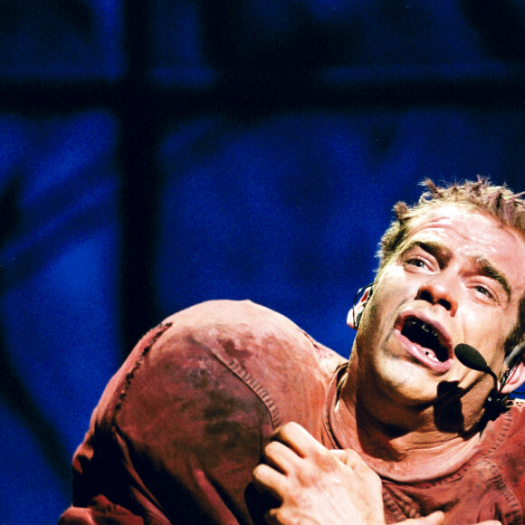 À la campagne, Garou a une vie bien remplie puisqu'il se lève aux aurores pour aller se promener dans la nature mais aussi pour faire son propre sirop d'érable

Archives - Garou dans son role de Quasimodo pour la comédie musicale " Notre Dame De Paris " au Palais des Congrès de Paris Le 01/01/1997